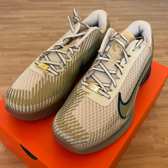 M ZOOM VAPOR 11 HC PRM Sanddrift/Metallic Gold NIKE Tennis Shoe Mens Trainer S 9 - Picture 11 of 16